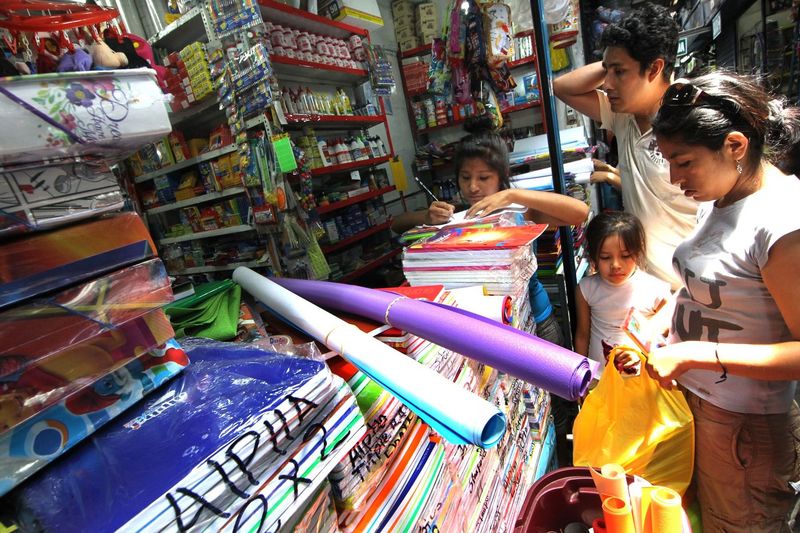 Padres de familia iniciaron compras de útiles escolares en el emporio de Mesa Redonda.