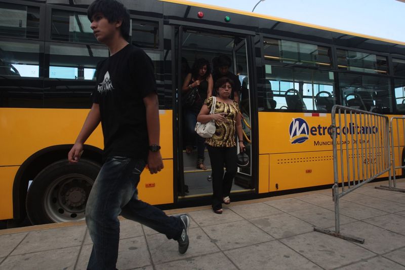 Buses alimentadores del Metropolitano en la estación Naranjal en el distrito de Comas.