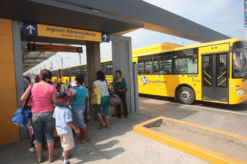 Buses alimentadores del Metropolitano en la estación Naranjal en el distrito de Comas.