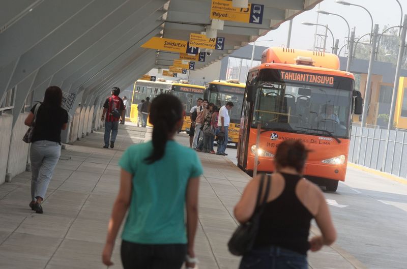 Buses alimentadores del Metropolitano en la estación Naranjal en el distrito de Comas.