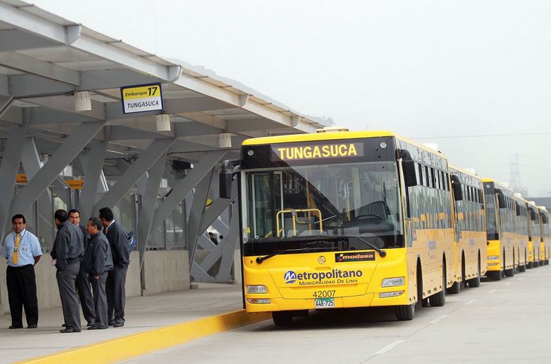 Buses alimentadores del Metropolitano en la estación Naranjal en el distrito de Comas.