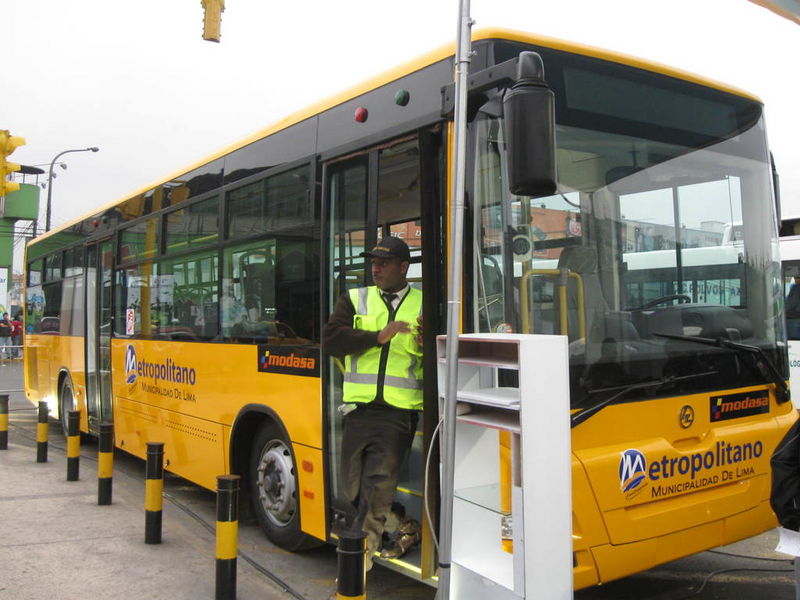 Buses alimentadores del Metropolitano en la estación Naranjal en el distrito de Comas.