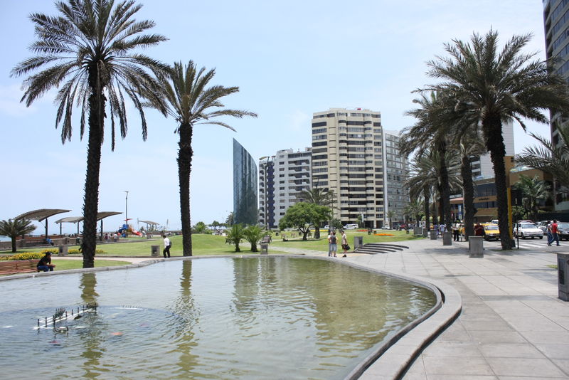 Larcomar cuenta con una ubicación privilegiada sobre un acantilado en el distrito de Miraflores. Ofrece una espectacular vista del Océano Pacifico.