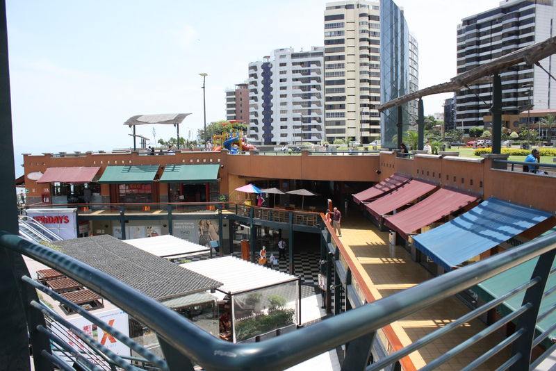 Larcomar cuenta con una ubicación privilegiada sobre un acantilado en el distrito de Miraflores. Ofrece una espectacular vista del Océano Pacifico.