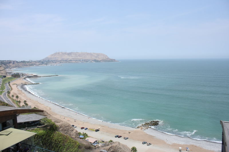 Larcomar cuenta con una ubicación privilegiada sobre un acantilado en el distrito de Miraflores. Ofrece una espectacular vista del Océano Pacifico.