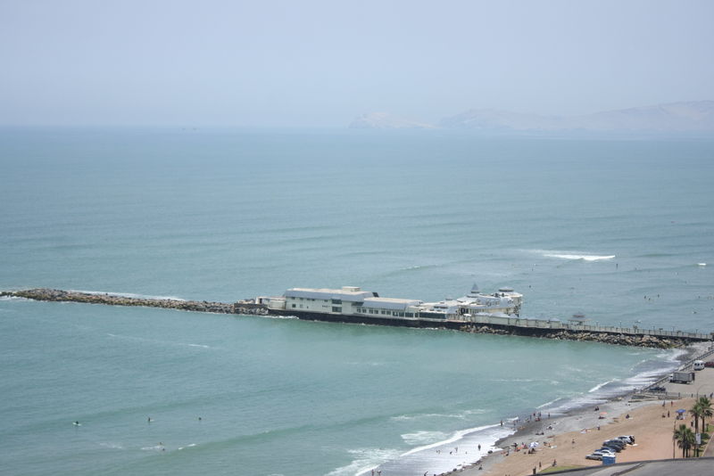Larcomar cuenta con una ubicación privilegiada sobre un acantilado en el distrito de Miraflores. Ofrece una espectacular vista del Océano Pacifico.