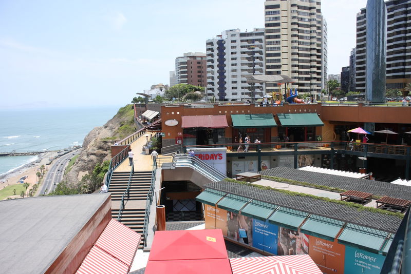 Larcomar cuenta con una ubicación privilegiada sobre un acantilado en el distrito de Miraflores. Ofrece una espectacular vista del Océano Pacifico.