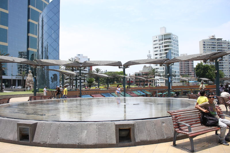 Larcomar cuenta con una ubicación privilegiada sobre un acantilado en el distrito de Miraflores. Ofrece una espectacular vista del Océano Pacifico.