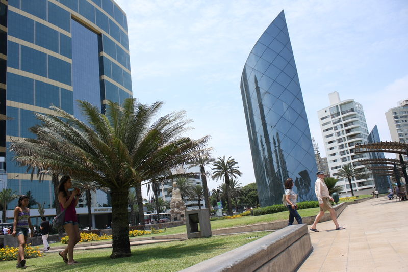 Larcomar cuenta con una ubicación privilegiada sobre un acantilado en el distrito de Miraflores. Ofrece una espectacular vista del Océano Pacifico.