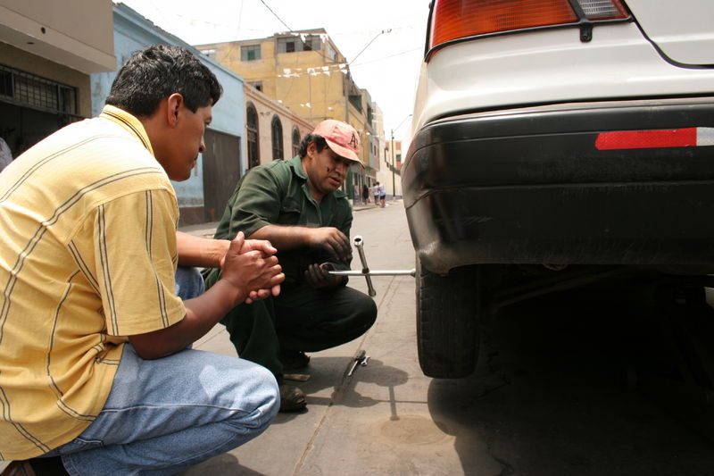 La mecánica puede ser un negocio rentable y observar a los maestros en este oficio resulta un gran espectáculo urbano.