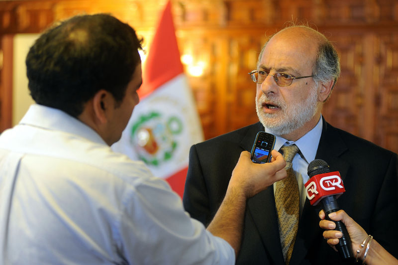 Daniel Abugattás calificó las actividades de intervención telefónica de inaceptables y graves, en declaraciones a los medios de prensa.
