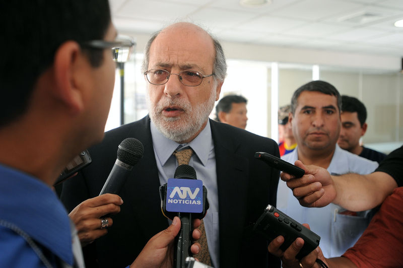 Daniel Abugattás calificó las actividades de intervención telefónica de inaceptables y graves, en declaraciones a los medios de prensa.