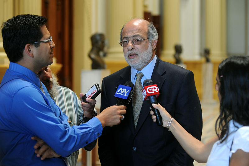Daniel Abugattás calificó las actividades de intervención telefónica de inaceptables y graves, en declaraciones a los medios de prensa.