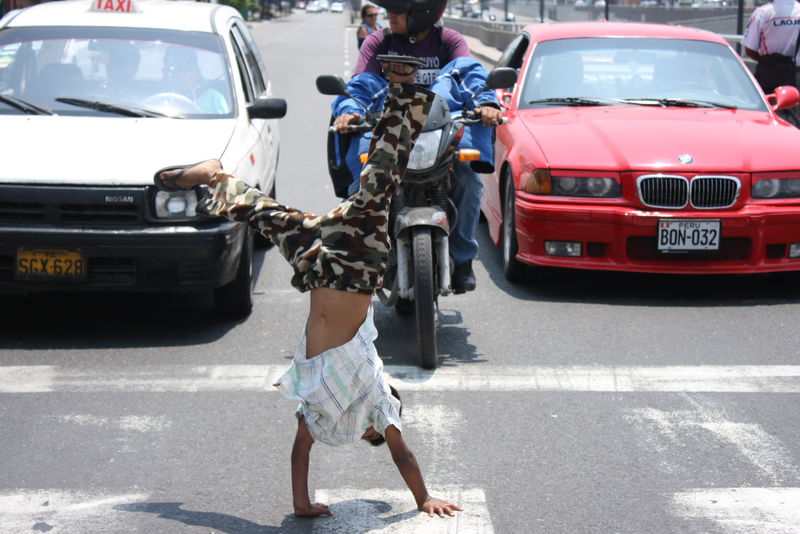 Jean Pierre, de siete años, es uno de los muchos niños peruanos que intentan ganarse la vida en las calles.