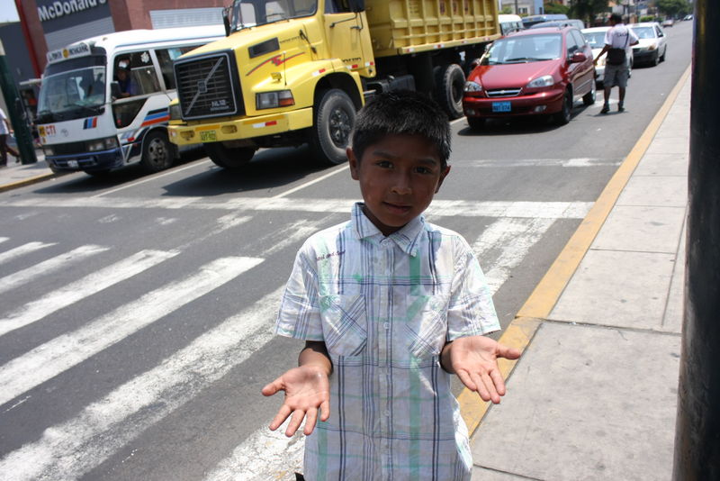 Jean Pierre, de siete años, es uno de los muchos niños peruanos que intentan ganarse la vida en las calles.