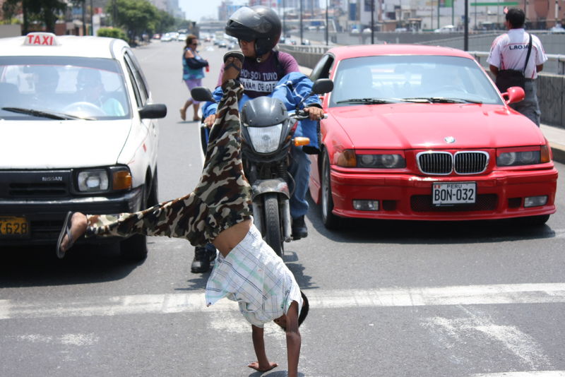 Jean Pierre, de siete años, es uno de los muchos niños peruanos que intentan ganarse la vida en las calles.