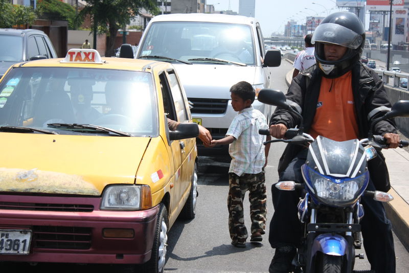 Jean Pierre, de siete años, es uno de los muchos niños peruanos que intentan ganarse la vida en las calles.