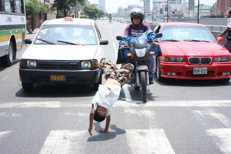 Jean Pierre, de siete años, es uno de los muchos niños peruanos que intentan ganarse la vida en las calles.