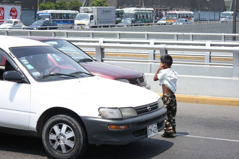 Jean Pierre, de siete años, es uno de los muchos niños peruanos que intentan ganarse la vida en las calles.