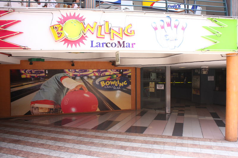 El Bowling de Larcomar es una buena alternativa para disfrutar en familia.