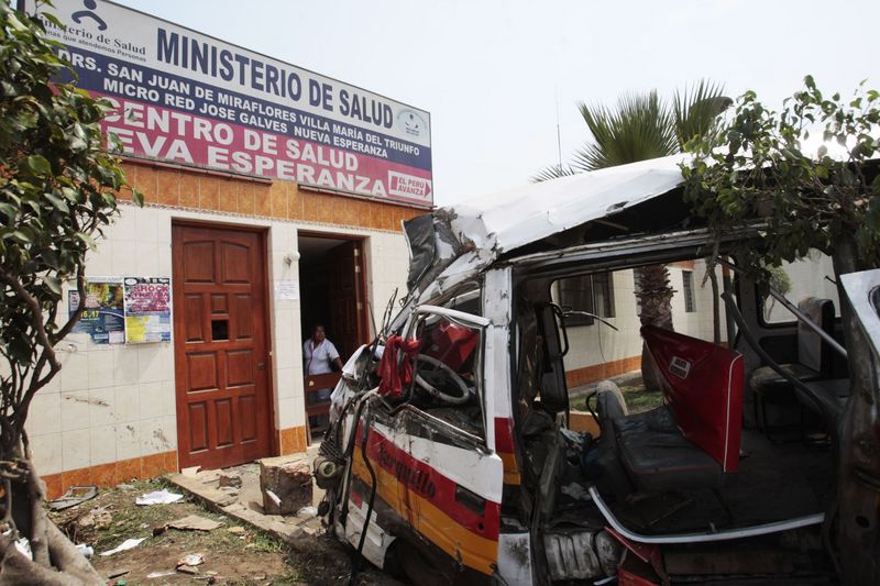 'Combi' de transporte público chocó estrepitosamente contra posta médica en el distrito limeño de Villa María del Triunfo.