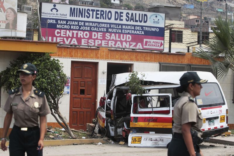 'Combi' de transporte público chocó estrepitosamente contra posta médica en el distrito limeño de Villa María del Triunfo.