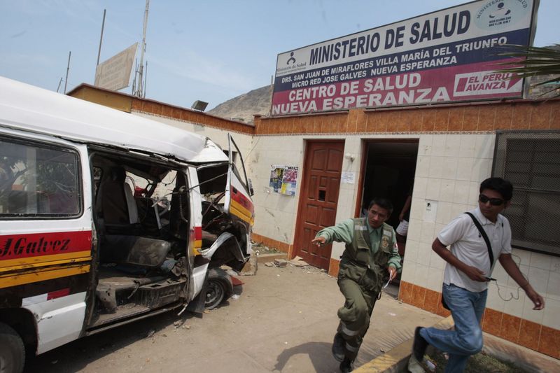 'Combi' de transporte público chocó estrepitosamente contra posta médica en el distrito limeño de Villa María del Triunfo.