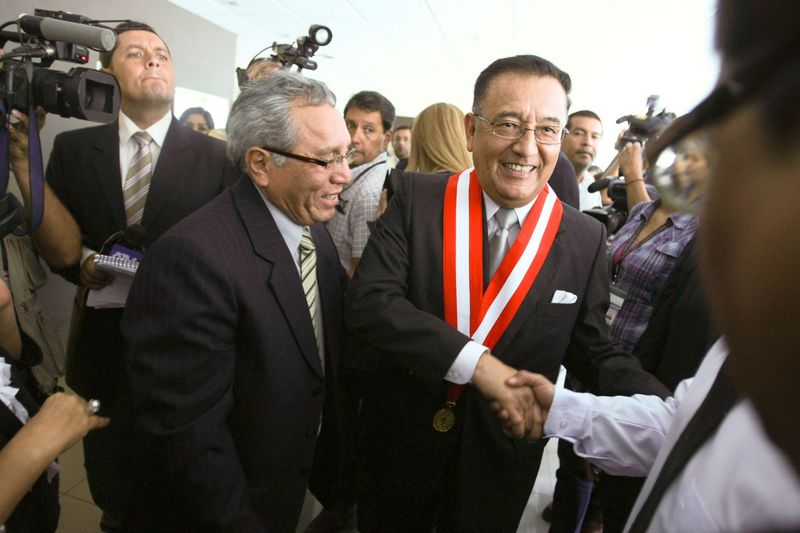 Nuevo titular del Consejo Nacional de la Magistratura, Gastón Soto Vallenas, es felicitado luego de juramentar en el cargo.