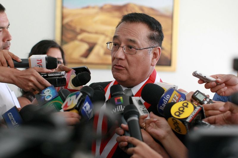 Nuevo titular del Consejo Nacional de la Magistratura, Gastón Soto Vallenas, es felicitado luego de juramentar en el cargo.