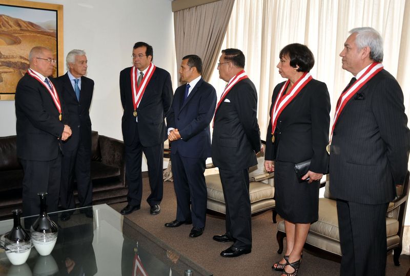 Nuevo titular del Consejo Nacional de la Magistratura, Gastón Soto Vallenas, es felicitado luego de juramentar en el cargo.