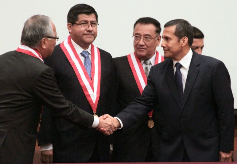 Nuevo titular del Consejo Nacional de la Magistratura, Gastón Soto Vallenas, es felicitado luego de juramentar en el cargo.