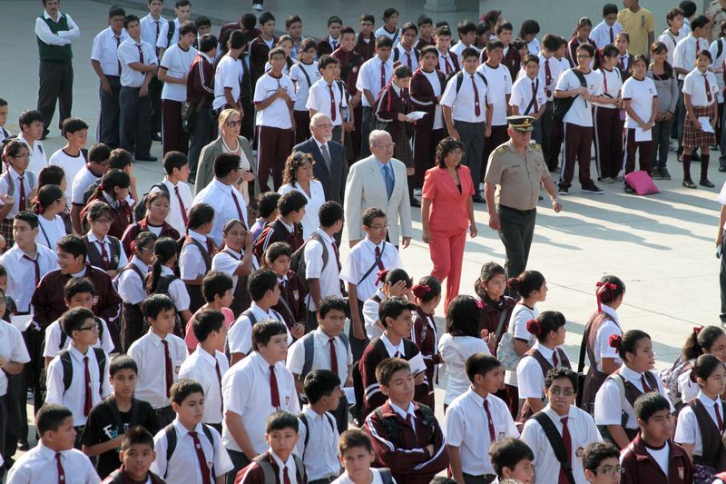 Entusiastas alumnos iniciaron con normalidad las clases en diversas escuelas de Lima y provincias.