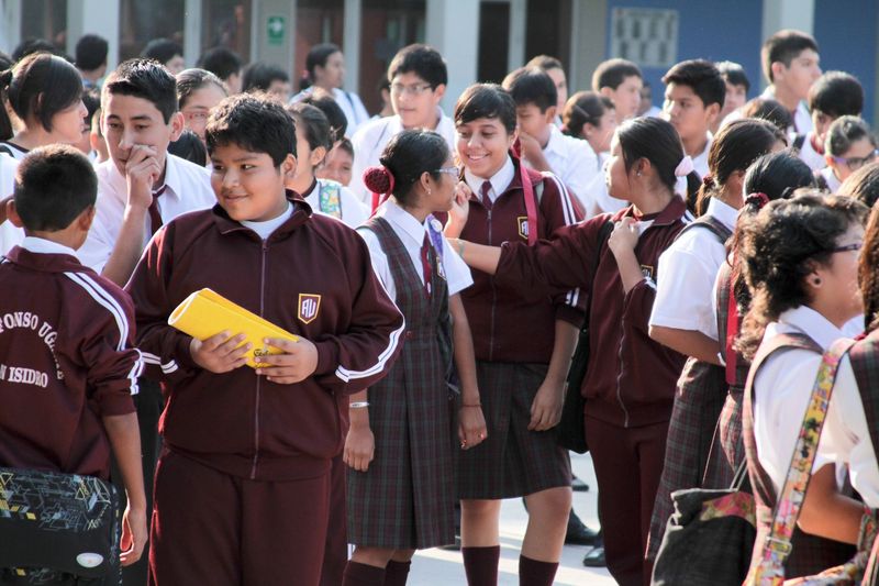 Entusiastas alumnos iniciaron con normalidad las clases en diversas escuelas de Lima y provincias.