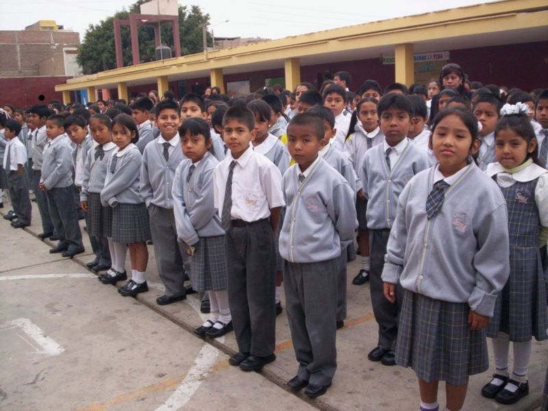 Entusiastas alumnos iniciaron con normalidad las clases en diversas escuelas de Lima y provincias.