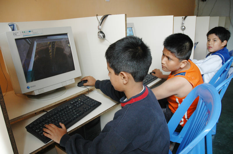 Miles de niños y jóvenes acuden a las cabinas de internet en la ciudad de Lima para realizar tareas y jugar en línea con amigos.
