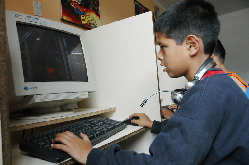 Miles de niños y jóvenes acuden a las cabinas de internet en la ciudad de Lima para realizar tareas y jugar en línea con amigos.