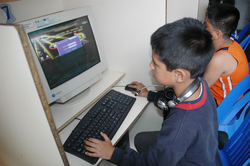 Miles de niños y jóvenes acuden a las cabinas de internet en la ciudad de Lima para realizar tareas y jugar en línea con amigos.