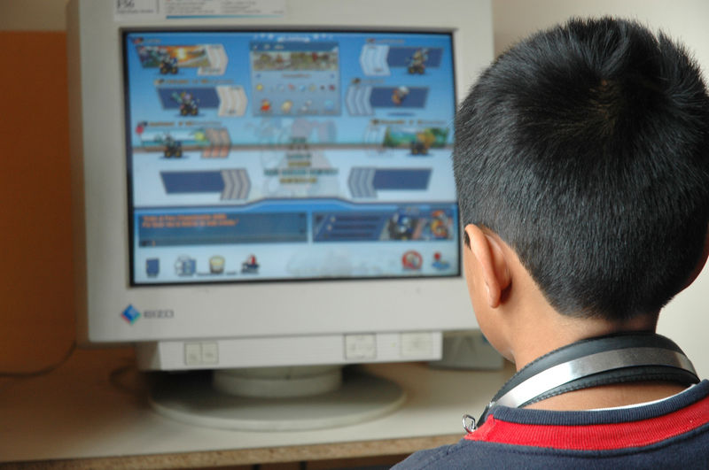 Miles de niños y jóvenes acuden a las cabinas de internet en la ciudad de Lima para realizar tareas y jugar en línea con amigos.