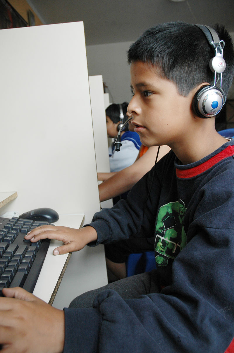 Miles de niños y jóvenes acuden a las cabinas de internet en la ciudad de Lima para realizar tareas y jugar en línea con amigos.