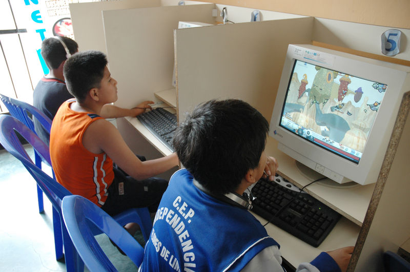 Miles de niños y jóvenes acuden a las cabinas de internet en la ciudad de Lima para realizar tareas y jugar en línea con amigos.