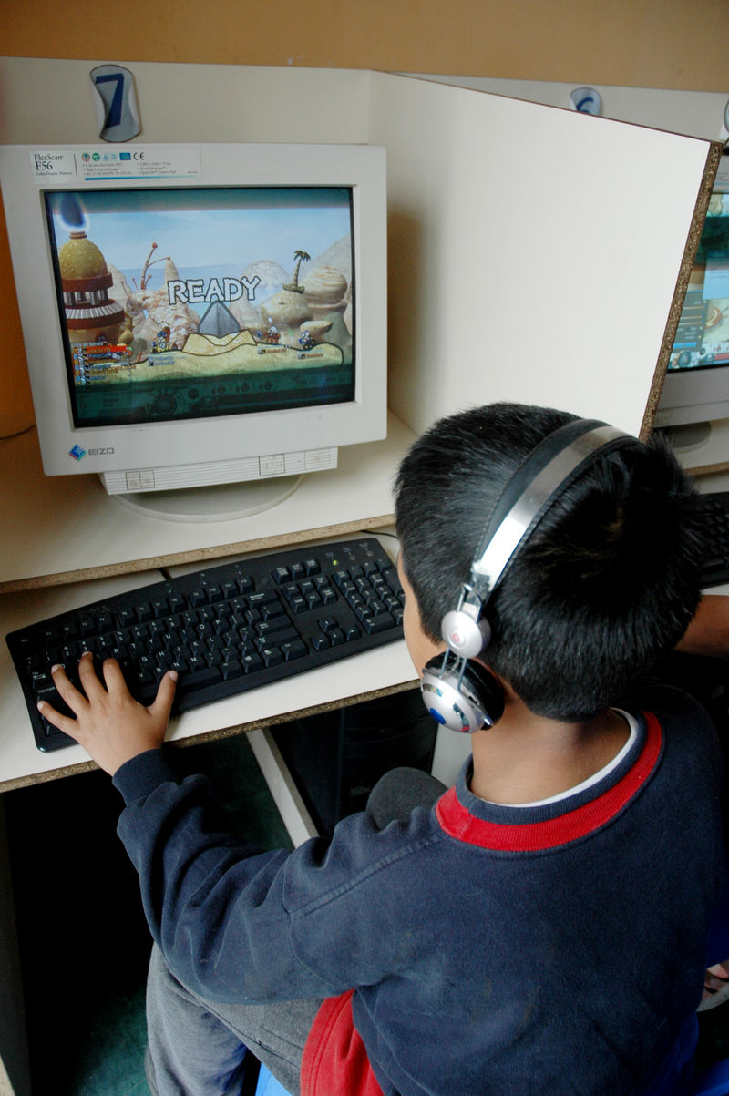 Miles de niños y jóvenes acuden a las cabinas de internet en la ciudad de Lima para realizar tareas y jugar en línea con amigos.