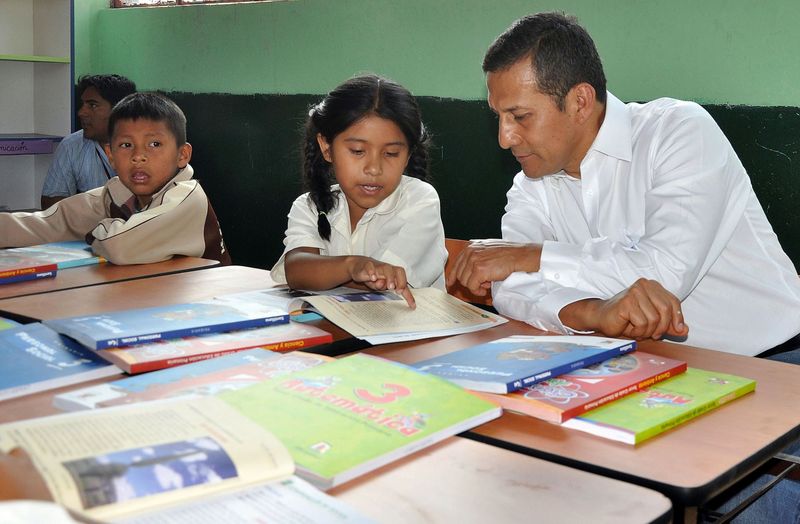Ollanta Humala en la símbolica inauguración del año escolar en el colegio San Francisco de Asís en el distrito de Pachacamac.