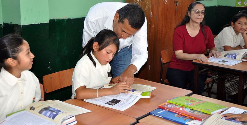 Ollanta Humala en la símbolica inauguración del año escolar en el colegio San Francisco de Asís en el distrito de Pachacamac.