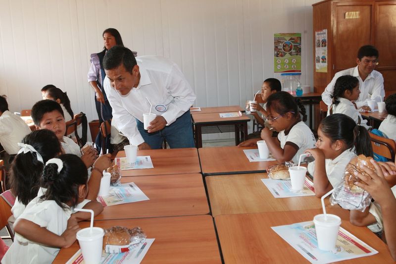 Ollanta Humala en la símbolica inauguración del año escolar en el colegio San Francisco de Asís en el distrito de Pachacamac.