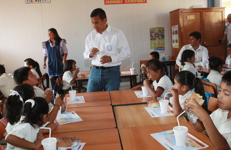 Ollanta Humala en la símbolica inauguración del año escolar en el colegio San Francisco de Asís en el distrito de Pachacamac.