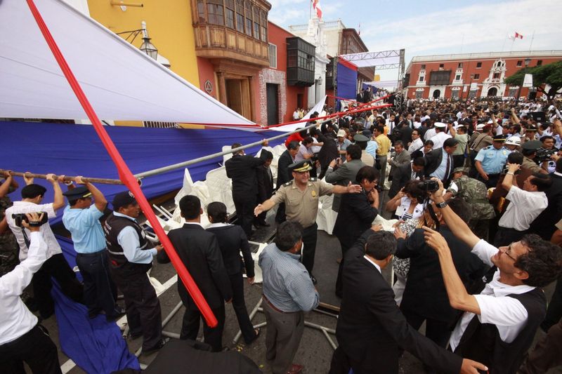Trágida caída sufrieron las 200 personas que asistieron a la celebración por aniversario de Trujillo cuando el estrado se desplomó.