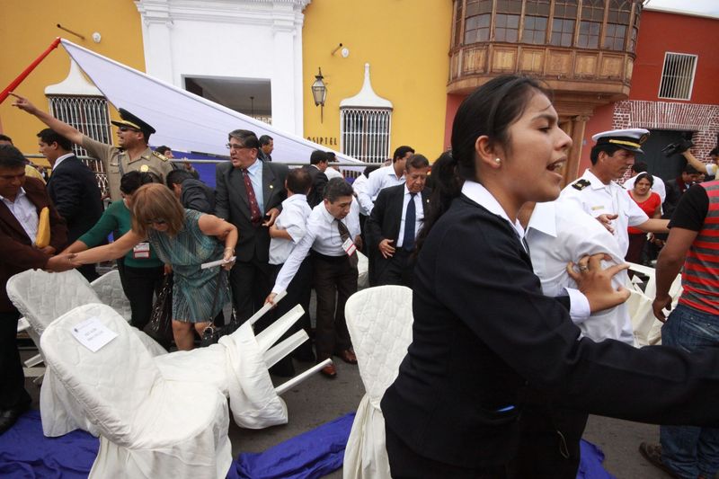 Trágida caída sufrieron las 200 personas que asistieron a la celebración por aniversario de Trujillo cuando el estrado se desplomó.