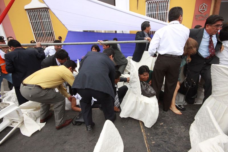 Trágida caída sufrieron las 200 personas que asistieron a la celebración por aniversario de Trujillo cuando el estrado se desplomó.