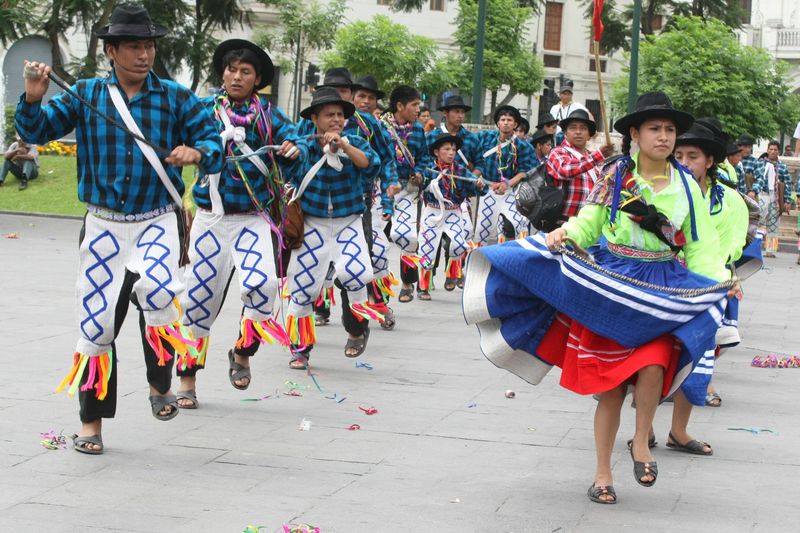 Colorido Carnaval de Vilcashuaman Ayacucho 2012 denominado 'Quena de Oro' llegó a la plaza San Martín en Lima.