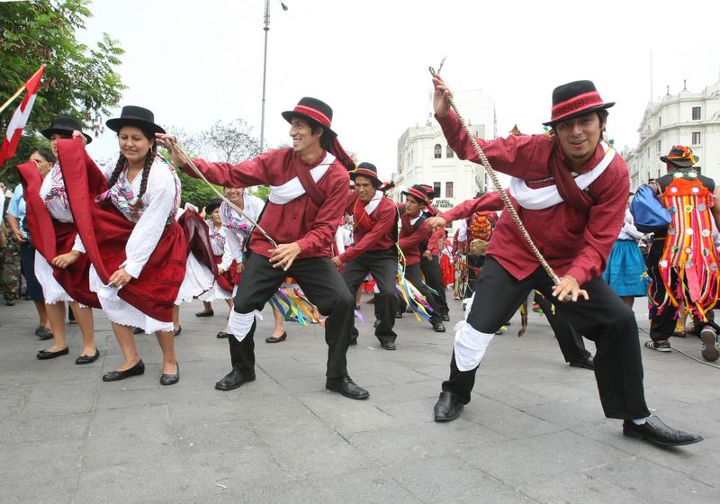Colorido Carnaval de Vilcashuaman Ayacucho 2012 denominado 'Quena de Oro' llegó a la plaza San Martín en Lima.